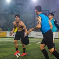 Walaupun sibuk dan memiliki jadwal yang padat tetapi Rizky Billar selalu meluangkan waktu untuk berolahraga, seperti dengan bermain sepak bola ataupun basket. Foto: Instagram.com/rizkybillar