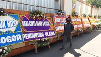 Karangan bunga bertuliskan lekas sembuh untuk Habib Rizieq berjejer di depan RS UMMI.