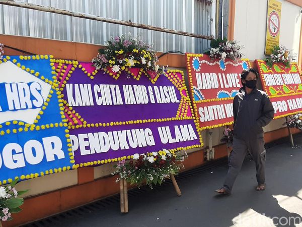 Deretan Karangan Bunga untuk Habib Rizieq di RS UMMI Bogor