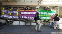 Karangan bunga itu berada di depan lobi rumah sakit. Namun ada juga yang ditaruh di dekat area parkir.