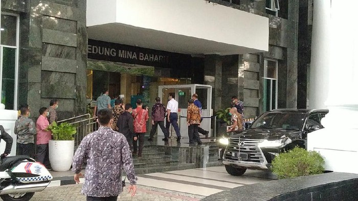 Detik-detik Kedatangan Luhut di Kantor KKP