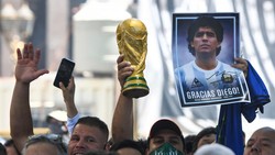 Kematian Maradona Dinilai Mencurigakan, Polisi Gerebek Rumah Dokter Pribadinya