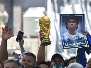 Kematian Maradona Dinilai Mencurigakan, Polisi Gerebek Rumah Dokter Pribadinya