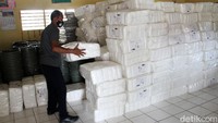 Petugas Panitia Pemilihan Kecamatan (PPK) mengecek logistik Pilkada Kota Depok di kantor Kecamatan Pancoran Mas, Depok, Jawa Barat. 