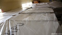 Logistik bilik suara yang sudah diterima oleh petugas PPK Kecamatan Pancoran Mas tersimpan di gudang untuk pelaksanaan Pilkada Kota Depok.