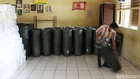 Perangkat ember untuk cuci tangan dalam upaya pencegahan penyebaran virus Corona juga disiapkan untuk pelaksanaan Pilkada Kota Depok, Jawa Barat