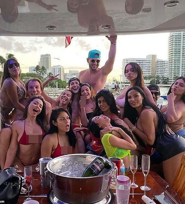 Dr. Mike kedapatan berpesta tanpa masker dengan banyak orang untuk merayakan ulang tahunnya ke-31. Tak hanya berkumpul tanpa masker, ia dan teman-temannya juga tampak mengenakan busana minim, seperti baju renang dan bikini. Foto: Instagram