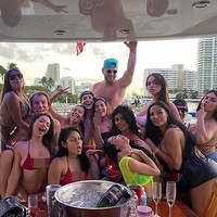 Dr. Mike kedapatan berpesta tanpa masker dengan banyak orang untuk merayakan ulang tahunnya ke-31. Tak hanya berkumpul tanpa masker, ia dan teman-temannya juga tampak mengenakan busana minim, seperti baju renang dan bikini. Foto: Instagram