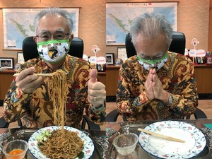 Keren! Dubes Jepang Pakai Masker Gambar Spanduk Pecel Lele