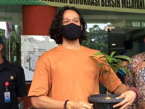 Pulang dari RSKO Cibubur, Dwi Sasono Bawa Pohon Alpukat