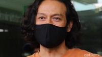 Di dalam pot tersebut tumbuh sebuah pohon alpukat yang diberi nama Sunya Ruri oleh Dwi Sasono. (Foto: Palevi/detikcom.) 