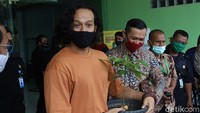Meski wajah bahagia Dwi Sasono tertutup masker hitam.(Foto: Palevi/detikcom.) 