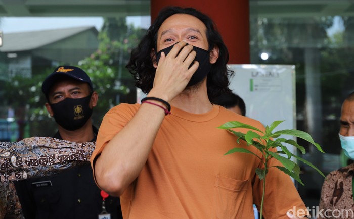Dwi Sasono Bebas Dwi Sasono Bebas
