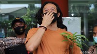 Dwi Sasono tampak tertawa bahagia di hari kebebasannya. (Foto: Palevi/detikcom.) 