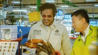 Jalan-jalan ke Busan, Dwi tak melewatkan kunjungan ke pasar tradisional. Ia berburu aneka seafood segar di sini. Foto: Instagram dwisasono