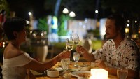 Dwi termasuk sosok suami yang romantis. Ia tak segan mengajak istrinya makan malam berdua dengan balutan suasana yang intim. Foto: Instagram dwisasono
