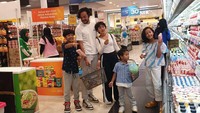Momen belanja bulanan bareng keluarga sudah pasti akan dilakukan Dwi usai bebas. Ia nampak bahagia memborong makanan bersama ketiga anaknya. Foto: Instagram dwisasono