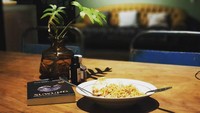 MILAM, tulis Dwi di keterangan foto. Nampak ia hendak menikmati mie instan goreng sambil membaca buku. Momen ini diambil saat dirinya sedang karantina di rumah karena pandemi Covid-19 yang tengah merebak. Foto: Instagram dwisasono