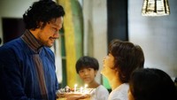 Begini potret romantis Dwi memberi kue ulang tahun untuk istrinya, Widi Mulia. Kebahagiaan mereka makin lengkap ditemani anak-anak. Foto: Instagram dwisasono