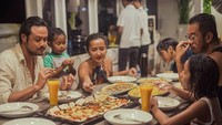 Kebersamaan dengan keluarga tentu hal yang paling dirindukan Dwi selama terpisah dari mereka. Sebab mereka sering kulineran bersama dimanapun. Foto: Instagram dwisasono