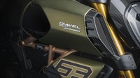 Ada beberapa detail Sian yang diaplikasikan ke Ducati Diavel, mulai style cat berwarna hijau tua, aksen karbon di bagian shroud, knalpot, dan tangki, serta desain dan warna pelek yang sangat identik. Foto: Autoblog