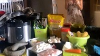  Begini kesibukan Eva saat akan masak otak-otak tumis dengan bumbu ulek dan beberapa masakan rumahan lainnya. Foto: Instagram @evabelisima_official
