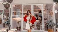 Disebut sebagai pengusaha kaya asal Kalimantan, Eva memang tampil glamor. Momen jalan-jalannya di dalam hingga luar negeri juga menarik perhatian. Foto: Instagram @evabelisima_official