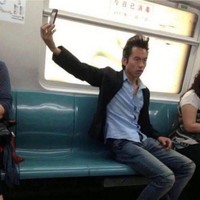 Definisi narsis tingkat dewa. Tak peduli dimanapun berada, tetap selfie. Selfie nya ala-ala candid gitu lagi.. Foto: www.ebaumsworld.com