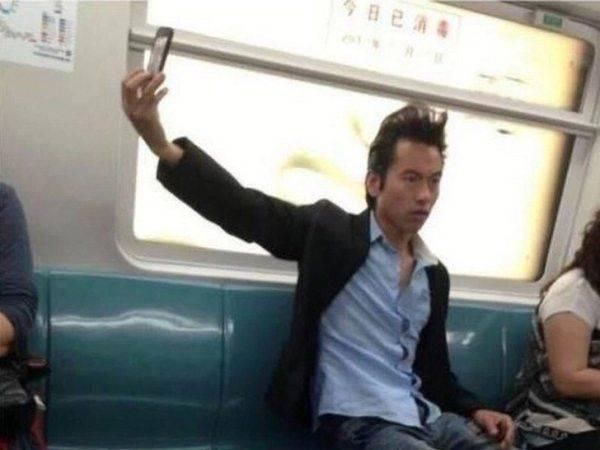 10 Kelakuan Nyeleneh Orang Narsis Tingkat Dewa, Bikin Melongo Cekikikan