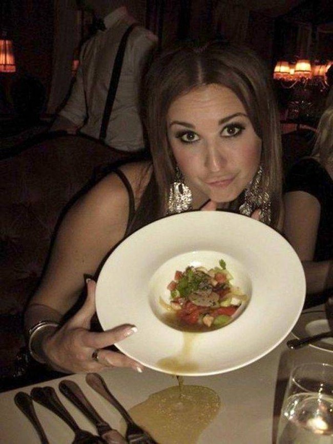 Niatnya pengen pamer tapi malah jadi tumpah gitu makanannya. Auto makan nggak pake kuah deh abis foto ini. Foto: www.ebaumsworld.com