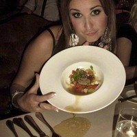 Niatnya pengen pamer tapi malah jadi tumpah gitu makanannya. Auto makan nggak pake kuah deh abis foto ini. Foto: www.ebaumsworld.com