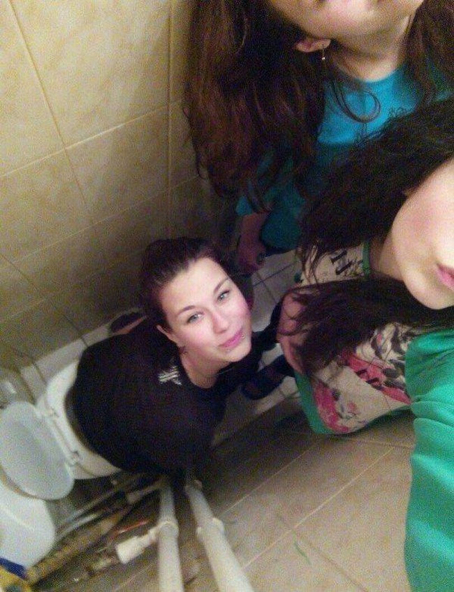 Akibat terlalu narsis. Sampai-sampai pas lagi di toilet kayak gini aja masih sempat foto-foto dulu. Foto: www.ebaumsworld.com