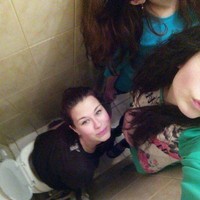 Akibat terlalu narsis. Sampai-sampai pas lagi di toilet kayak gini aja masih sempat foto-foto dulu. Foto: www.ebaumsworld.com