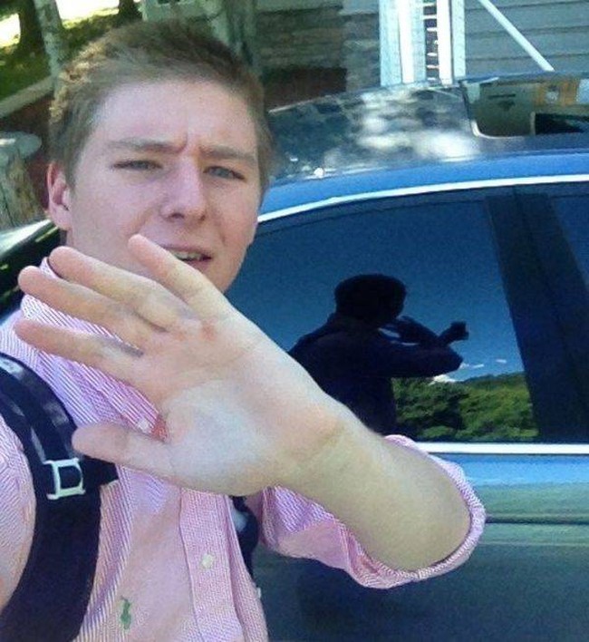 Berharap orang-orang ngiranya punya pacar, tapi sayang gagal nih. Makanya lain kali liat-liat dulu ya kalau mau foto, biar kalau mau bohong nggak ketahuan. Foto: www.ebaumsworld.com