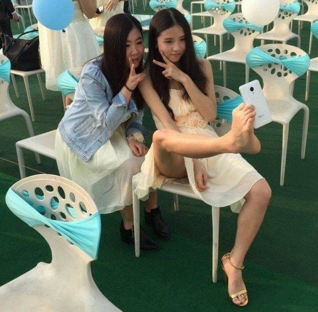 Yaampun bisa-bisanya sampai pakai kaki gini. Padahal biar nggak repot bisa beli tongsis aja loh guys.. Foto: www.ebaumsworld.com