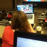 Demi dapet angle bagus nih. Ayo ngaku siapa yang pernah kayak gini juga? Foto: www.ebaumsworld.com