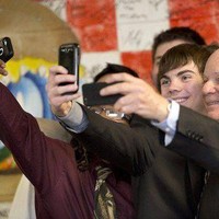 Padahal kalau mau wefie bisa pakai 1 HP aja loh, nggak usah semuanya pakai HP masing-masing kayak gini. Foto: www.ebaumsworld.com