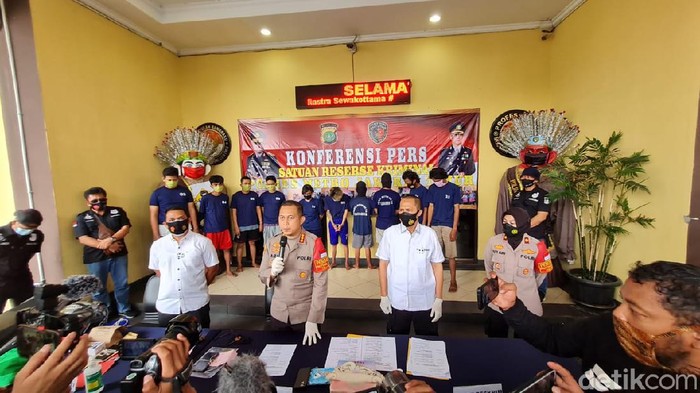 Foto: Konferensi pers polisi tangkap istri penyewa pembunuh bayaran (Yogi/detikcom)