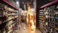 Demonstran juga melempari kaca supermarket dengan batu sebelum menyerbu tempat itu, mengobrak-abrik dan membakar barang-barang di dalamnya  