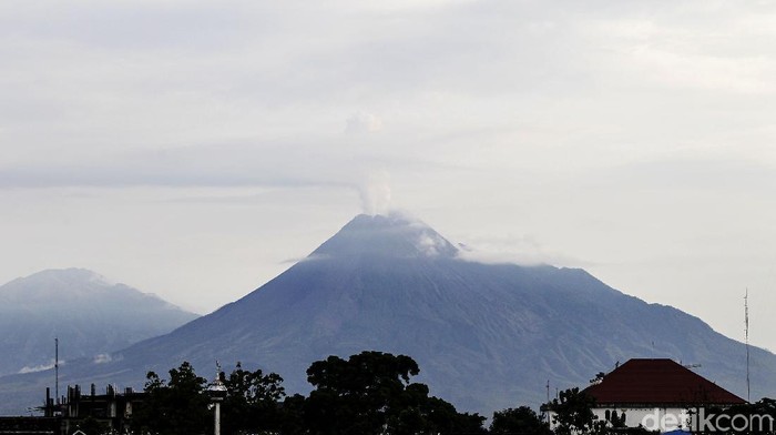 Gunung Merapi mengeluarkan asap sulfatara terlihat jelas dari kota Yogyakarta, Jumat (27/11/2020). Berdasarkan pantauan aktivitas kegempaan Merapi tercatat sejak pukul 00.00 - 06.00 tercatat gempa guguran sebanyak 15 kali, gempa hembusan sebanyak 22 kali, gempa fase banyak 109 kali dan gempa vulkanik dangkal sebanyak 6 kali. 
Kepala Kepala BPPTKG Hanik Humaida menyampaikan kepulan asap di Merapi merupakan hal yang sangat wajar. 
Balai Penyelidikan dan Pengembangan Teknologi Kebencanaan Geologi (BPPTKG) menyebut Emisi asap gunung api merupakan hal yang sangat wajar, kebetulan cuaca cerah sehingga bisa terlihat dari kota Yogyakarta 
Asap kawah teramati berwarna putih dengan intensitas tebal.