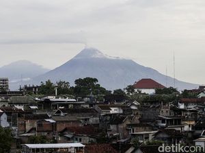 Jarak Luncur Awan Panas Gunung Merapi Pagi Tadi Kurang dari 1 Kilometer