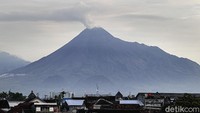 Gunung Merapi menyemburkan asap sulfatara, Jumat (27/11/2020).