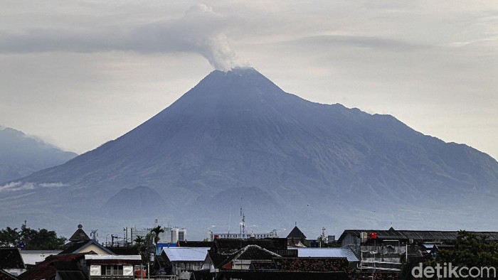 Gunung Merapi Semburkan Asap Sulfatara Gunung Merapi mengeluarkan asap sulfatara terlihat jelas dari kota Yogyakarta, Jumat (27/11/2020). Berdasarkan pantauan aktivitas kegempaan Merapi tercatat sejak pukul 00.00 - 06.00 tercatat gempa guguran sebanyak 15 kali, gempa hembusan sebanyak 22 kali, gempa fase banyak 109 kali dan gempa vulkanik dangkal sebanyak 6 kali.
Kepala Kepala BPPTKG Hanik Humaida menyampaikan kepulan asap di Merapi merupakan hal yang sangat wajar.
Balai Penyelidikan dan Pengembangan Teknologi Kebencanaan Geologi (BPPTKG) menyebut Emisi asap gunung api merupakan hal yang sangat wajar, kebetulan cuaca cerah sehingga bisa terlihat dari kota Yogyakarta
Asap kawah teramati berwarna putih dengan intensitas tebal.