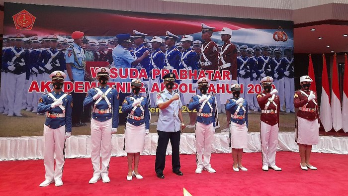 Panglima TNI Marsekal Hadi Tjahjanto memimpin prosesi wisuda 923 Prajurit Bhayangkara Taruna. di Mabes TNI, Jakarta, Jumat (27/11/2020).