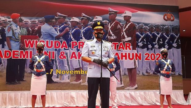 Panglima TNI Marsekal Hadi Tjahjanto memimpin prosesi wisuda 923 Prajurit Bhayangkara Taruna, Mabes TNI, Jakarta, Jumat (27/11/2020).