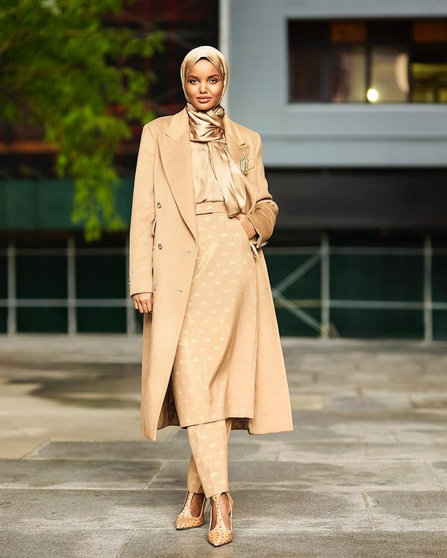 Eksistensi model berhijab Halima Aden semakin diakui dunia, setelah mencuri perhatian saat tampil di runway fashion show Yeezy Kanye West dan menjadi model berhijab pertama di majalah Vogue Arabia. Ia mencetak sejarah dengan menggebrak kebiasaan yang ada. Setelah kemunculannya di Milan Fashion Week, banyak brand kenamaan dunia seperti Gucci dan Dior yang menampilkan hijab di runway mereka. Foto: Dok. Instagram @halima.