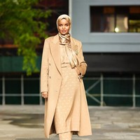 Eksistensi model berhijab Halima Aden semakin diakui dunia, setelah mencuri perhatian saat tampil di runway fashion show Yeezy Kanye West dan menjadi model berhijab pertama di majalah Vogue Arabia. Ia mencetak sejarah dengan menggebrak kebiasaan yang ada. Setelah kemunculannya di Milan Fashion Week, banyak brand kenamaan dunia seperti Gucci dan Dior yang menampilkan hijab di runway mereka. Foto: Dok. Instagram @halima.