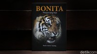 Buku itu ditulis oleh wartawan senior detikcom yang ada di Pekanbaru Haidir Anwar Tanjung. Peluncuran buku tersebut diwarnai duka karena sang penulis, Haidir, berpulang pada Kamis (19/11/2020). (Rifkianto Nugroho/detikFOTO)