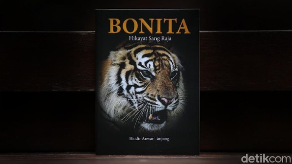Buku itu ditulis oleh wartawan senior detikcom yang ada di Pekanbaru Haidir Anwar Tanjung. Peluncuran buku tersebut diwarnai duka karena sang penulis, Haidir, berpulang pada Kamis (19/11/2020). (Rifkianto Nugroho/detikFOTO) Buku itu ditulis oleh wartawan senior detikcom yang ada di Pekanbaru Haidir Anwar Tanjung. Peluncuran buku tersebut diwarnai duka karena sang penulis, Haidir, berpulang pada Kamis (19/11/2020). (Rifkianto Nugroho/detikFOTO)