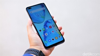 Untuk memaksimalkan bermain game, dihadirkan layar lapang berukuran 6,95 inch HD+ menggunakan panel IPS LCD yang terlindungi kaca Gorilla Glass. Foto: Adi Fida Rahman/detikINET